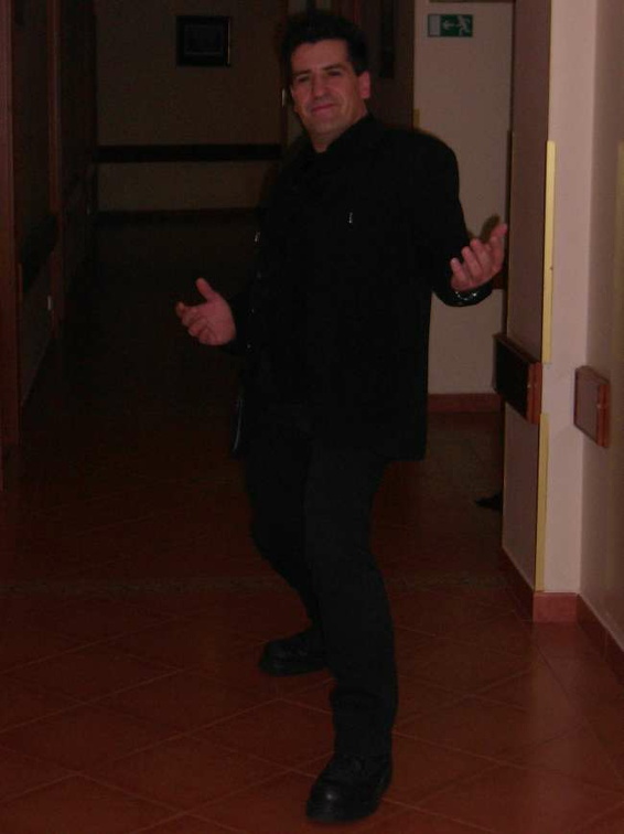 av 002