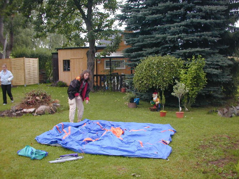 Suzi_beim_Zeltbau.jpg